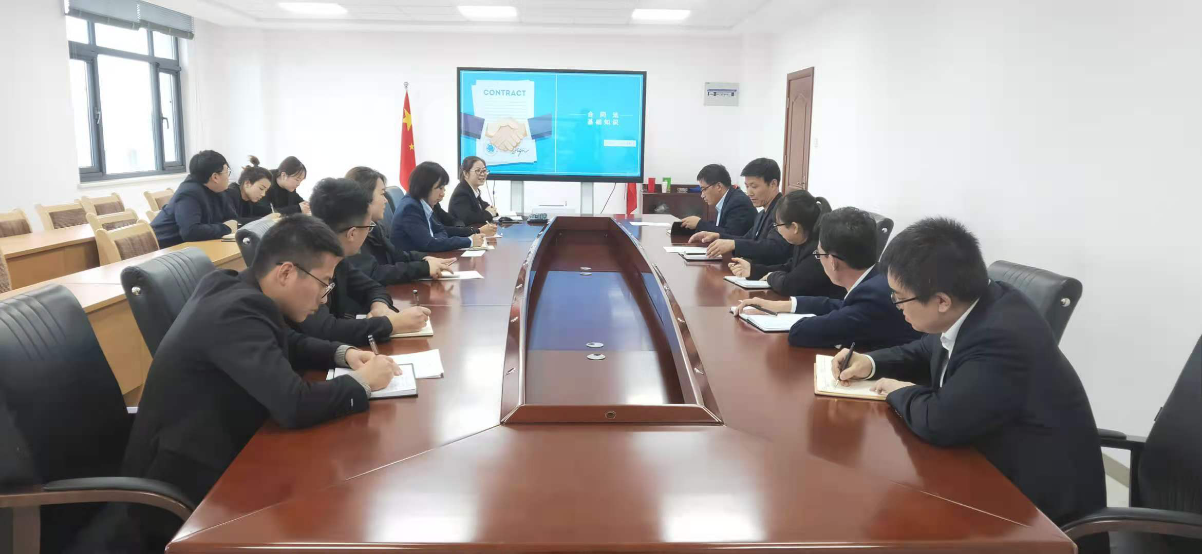 泓源公司法務(wù)部開(kāi)展法律知識(shí)培訓(xùn)(圖1)